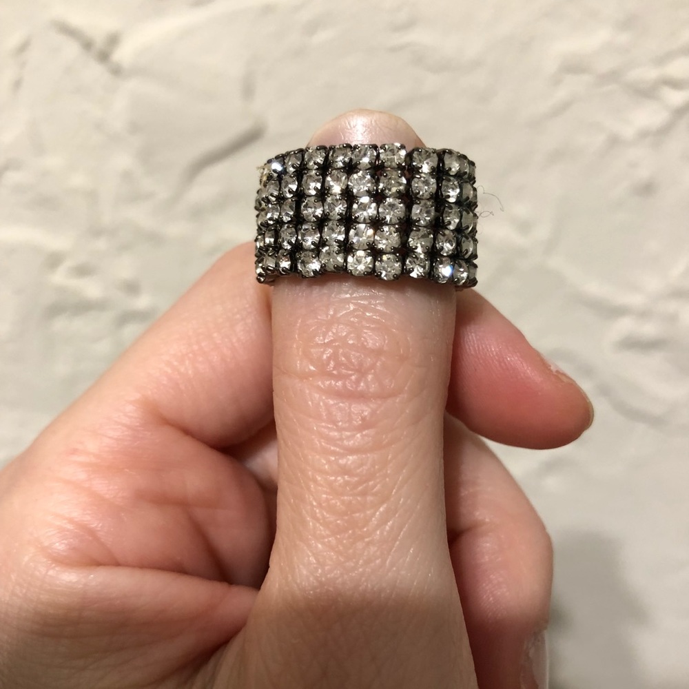 Sparkly stretch statement ring. - Picture 2 of 5